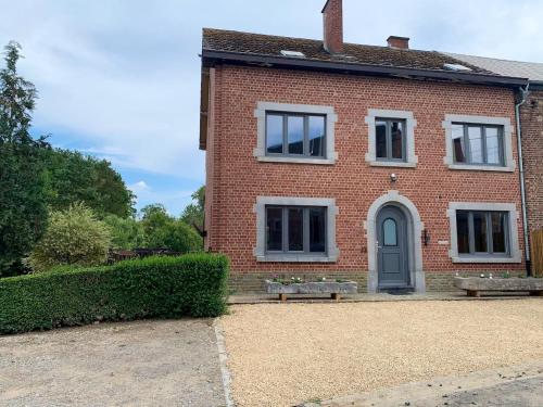 4 bedrooms house with enclosed garden and wifi at Houyet