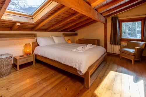夏慕尼白朗峰的住宿－Chalet des Favrands，一间卧室设有一张大床和天窗