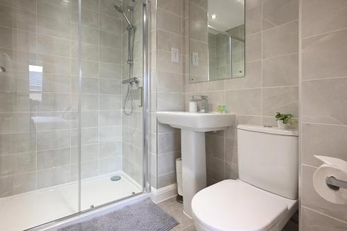 ein Bad mit einem WC, einem Waschbecken und einer Dusche in der Unterkunft Luxury 4 Bed House with Gated Parking in the Heart of Birmingham! in Birmingham