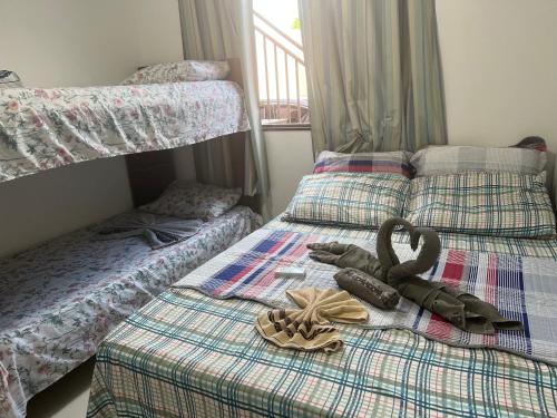 - 2 lits dans une chambre avec 2 lits et des serviettes dans l'établissement Catuai cataratas 2, à Foz do Iguaçu