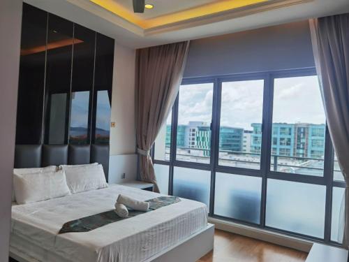 1 dormitorio con cama y ventana grande en The Loft Residence at Imago KK Times Square, en Kota Kinabalu