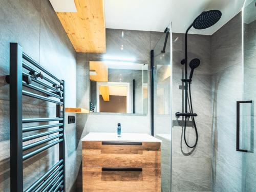 łazienka z umywalką i prysznicem w obiekcie Appartement rénové 4 pièces, proche pistes, terrasse, WIFI, Tignes le Lac - FR-1-502-462 w mieście Tignes