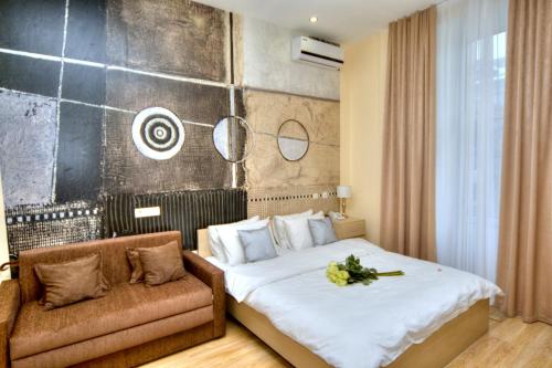 um quarto de hotel com uma cama e um sofá em Fire Inn em Kiev