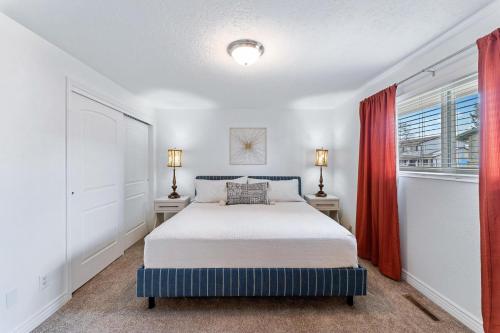 A bed or beds in a room at Gathering 6 Bdrm Home in Heart of Orem - Pets Too!