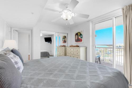 - une chambre avec un lit et un ventilateur de plafond dans l'établissement Pelican Beach Resort 501, à Destin