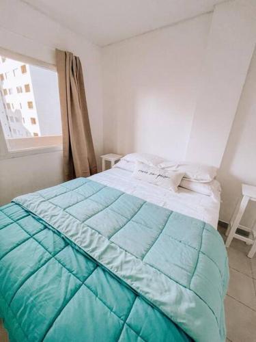 un lit dans une chambre avec une fenêtre dans l'établissement Espectacular departamento a metros del mar, à Puerto Madryn