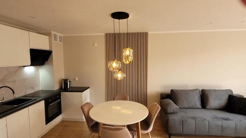 Słoneczny apartament z ogródkiem -bezpłatny parking