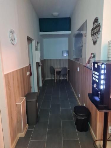 un couloir d'un hôpital avec salle d'attente dans l'établissement Kiez Box TwentyForSeven private room, à Berlin