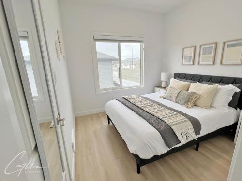 Ένα ή περισσότερα κρεβάτια σε δωμάτιο στο BoHo Modern Retreat King Bed,Fireplace,Disney