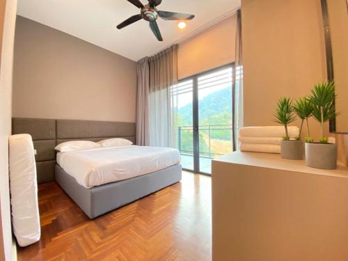 una camera con letto e ventilatore a soffitto di Genting Highlands Vista Residences Free Wi-Fi & 1 Parking a Resorts World Genting