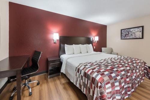 Habitación de hotel con cama y escritorio en Red Roof Inn Findlay, en Findlay