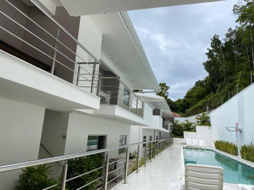 - Vistas al exterior de una casa con piscina en Apartamento em condomínio de luxo próximo à praia, en Porto Seguro