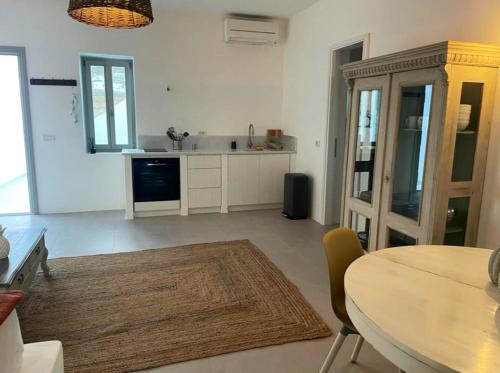 a living room with a table and a kitchen at Charming Apartment in Antiparos / 80 m² / Sea View in Andiparos