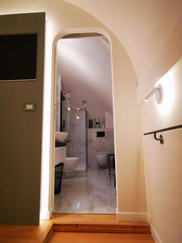 uma casa de banho com 2 lavatórios, 2 WC e um espelho em Gombruti14 Boutique Home em Bolonha