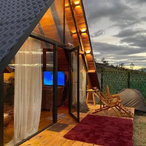 Balcone o terrazza di Alpina Glamping con jacuzzi en Latacunga