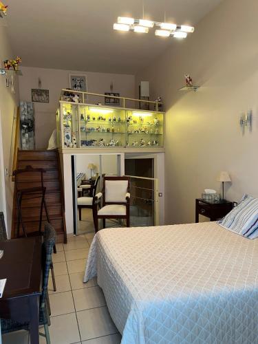 une chambre avec un lit, une table et un bureau dans l'établissement Hôtel Le Manoir aux Vaches, à Yvetot