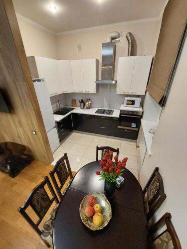 - une cuisine avec une table et un bol de fruits dans l'établissement Шикарні апартаменти поруч з Майданом, à Kiev