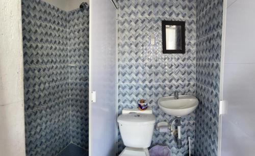 ein Badezimmer mit einem weißen WC und einem Waschbecken in der Unterkunft sophia house in Cartagena de Indias