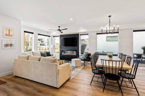 un salon et une salle à manger avec un canapé et une table dans l'établissement Palm Desert Oasis townhouse, à Atkinville