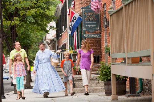 a family walking down the street on the sidewalk at Country Inn & Suites by Radisson, Gettysburg, PA in Gettysburg