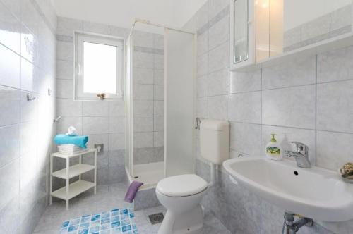 Apartments Krunoslav في بونات: حمام ابيض مع مرحاض ومغسلة