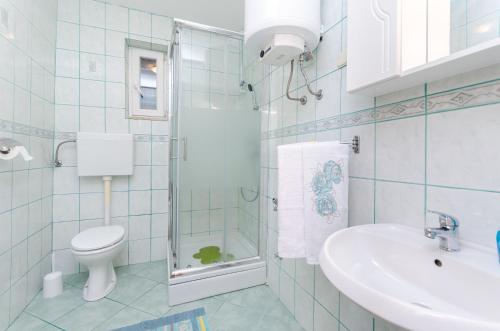 un bagno con un water e un lavandino di Apartment Milka i Milan a Senj