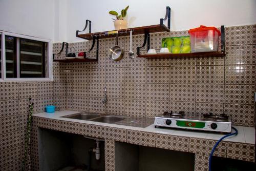 eine Küche mit einer Spüle und einer Arbeitsplatte in der Unterkunft RESIDENCES AMADIRA in Parakou