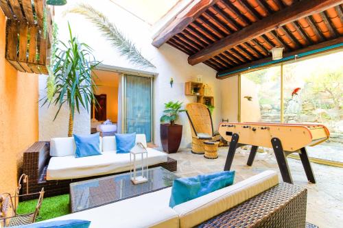 d'une terrasse avec un canapé et un billard. dans l'établissement SELECT'SO HOME - Villa Marytime - Piscine & Vue mer - Services Hôteliers, à Bormes-les-Mimosas