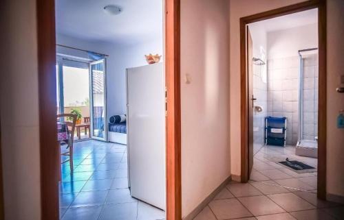 een keuken met een witte koelkast in de kamer bij Apartments Jasmin in Barbat na Rabu