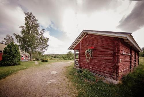una cabaña de madera con una corona en el costado. en Lamminmäen Juhla ja Peti en Joutsa