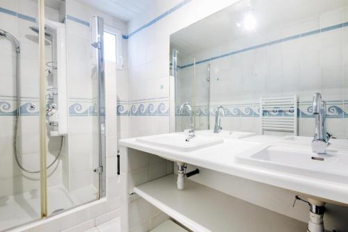 La salle de bains est pourvue de 2 lavabos et d'une douche. dans l'établissement Acacias belle maison avec Piscine chauffée, Spa et Sauna, à Rivedoux-Plage