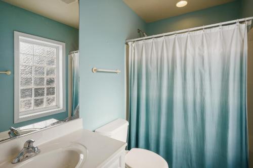 baño con lavabo y aseo y ventana en Memory Maker, en Corolla