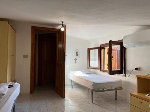 ブドーニにあるCasa Vacanze Cugusiのベッドルーム1室(ベッド1台、窓付)