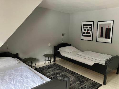 1 Schlafzimmer mit 2 Betten und 2 Tischen in der Unterkunft Vakantiehuis Ramsbeck in Ramsbeck