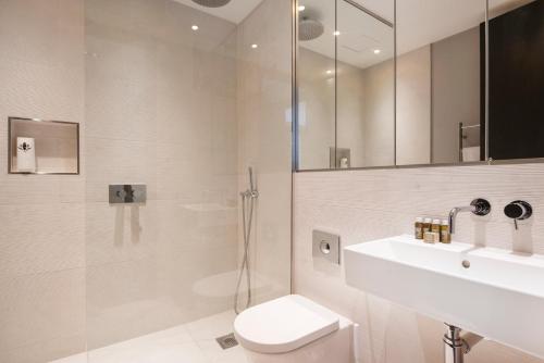 ein Bad mit einem WC, einem Waschbecken und einer Dusche in der Unterkunft New Build-Air Con-2 Bedroom-Two Bathrooms Apt 4 in London