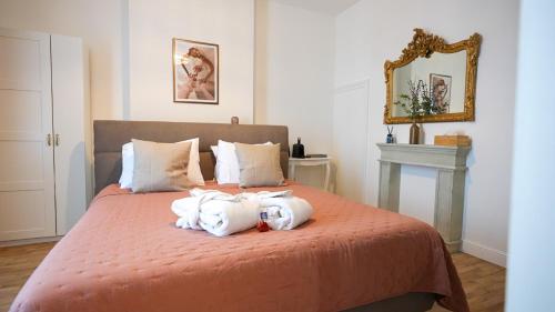 1 Schlafzimmer mit 2 Handtüchern auf einem Bett in der Unterkunft Hotel de Maître de Vaughan in Brüssel