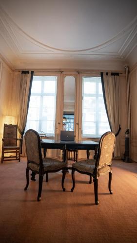 a dining room with a table and two chairs at Hotel de Maître de Vaughan in Brussels
