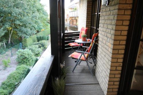 einen Balkon mit zwei Stühlen und einem Tisch darauf in der Unterkunft Ferienwohnung Marie in Bad Bevensen