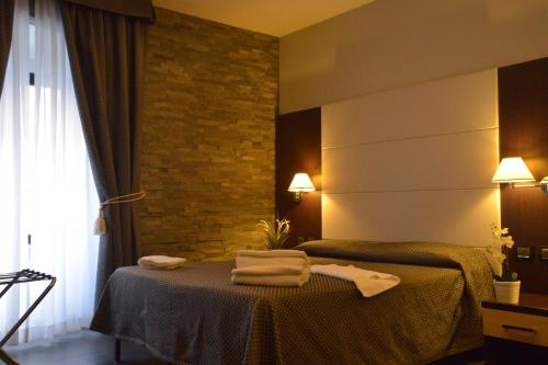 une chambre d'hôtel avec un lit et des serviettes. dans l'établissement B&B La Casa Di Patty, à Rome