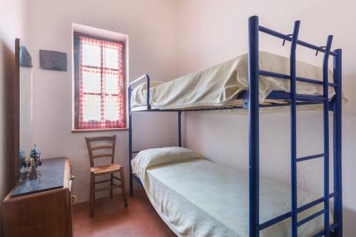 een slaapkamer met 2 stapelbedden en een bureau bij (P3347) Cottage familiare Sant'Agostino in Abbasanta