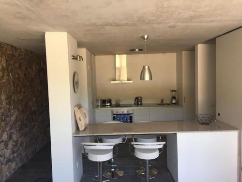 una cocina con encimera y taburetes. en Modern apartment with the best view., en Punta del Este