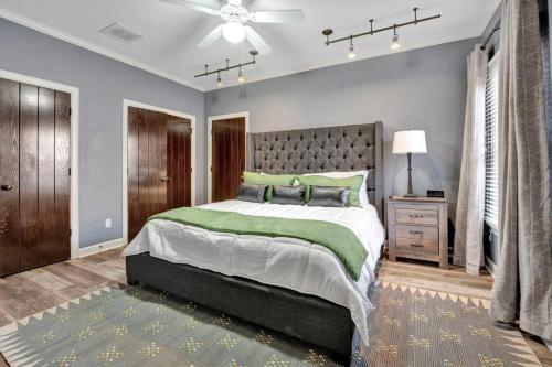 ein Schlafzimmer mit einem großen Bett und einem Deckenventilator in der Unterkunft Luxury home with outdoor patio and game room in Memphis