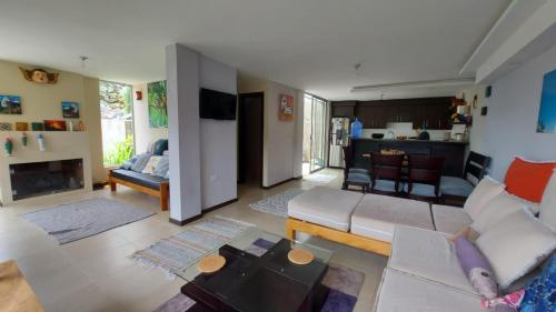 巴尼奧斯的住宿－Tu confort en Los Andes，客厅配有沙发和桌子