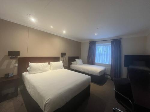 Postel nebo postele na pokoji v ubytování Avisford Park Hotel