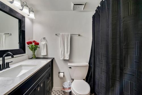 y baño con aseo, lavabo y ducha. en Stylin In The Smokies by Distinctive Getaways, en Gatlinburg