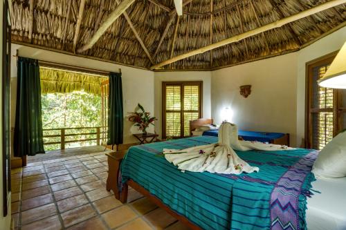Una cama o camas en una habitación de Tanager RainForest Lodge