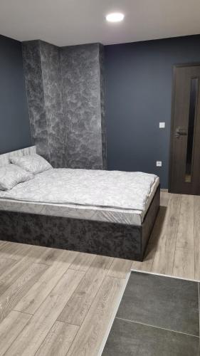 sypialnia z dużym łóżkiem i drewnianą podłogą w obiekcie Premium Lux apartment w mieście Montana
