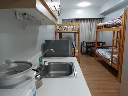 cocina con fregadero y cocina con literas en Bunked Bed Room Sharing, en Manila
