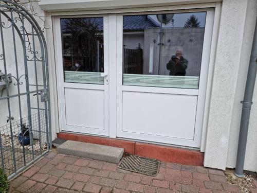 a person taking a picture of a white door at Gäth Thomsdorf in Riepsdorf