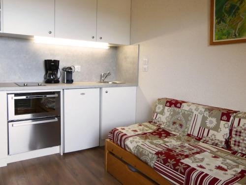 Appartement Méribel, 2 pièces, 3 personnes - FR-1-182-189にあるキッチンまたは簡易キッチン